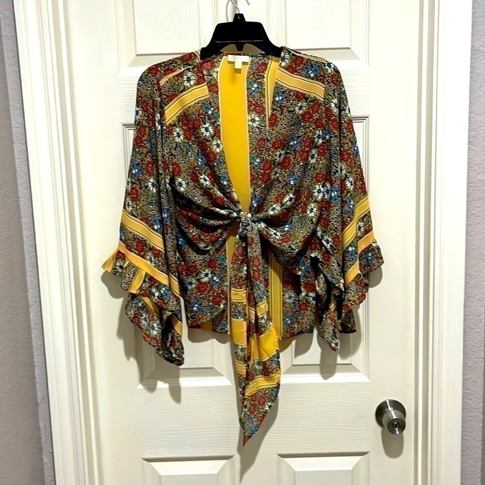 Francesca’s Yellow top with flowers Size Medium Crop Front Flair Sleeved